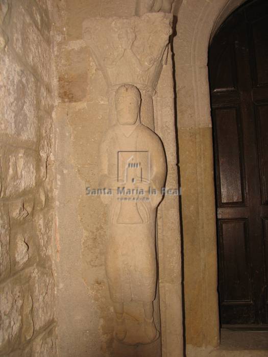 Estatua-columna de Judas en la portada meridional
