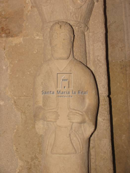 Detalle de la estatua-columna de Judas en la portada meridional