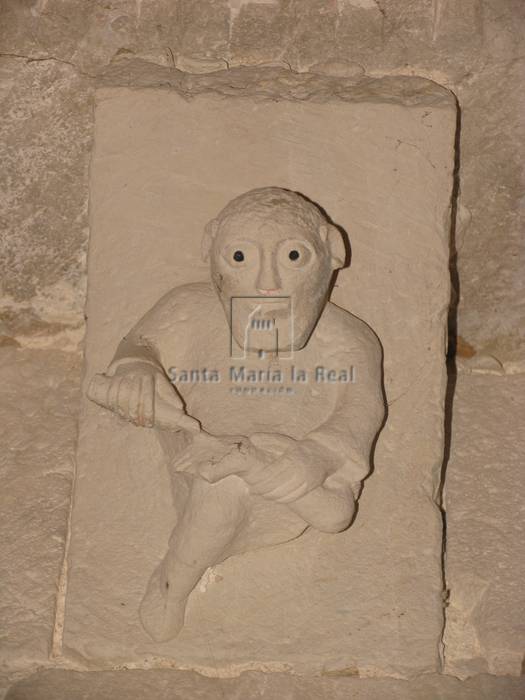 Capitel del lado derecho de la portada meridional. Hombre con un utensilio