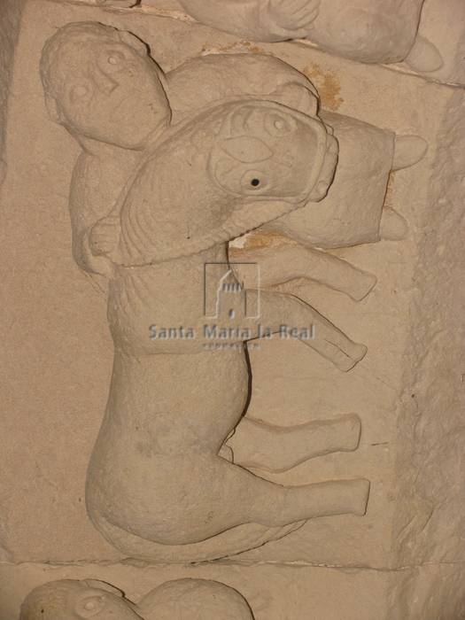 Relieve de la arquivolta de la portada sur. Hombre intentando montar un caballo