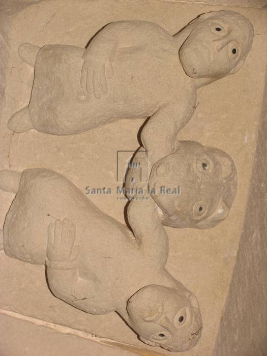 Relieve de la arquivolta de la portada sur. Dos hombres con las manos dentro de las fauces de un animal