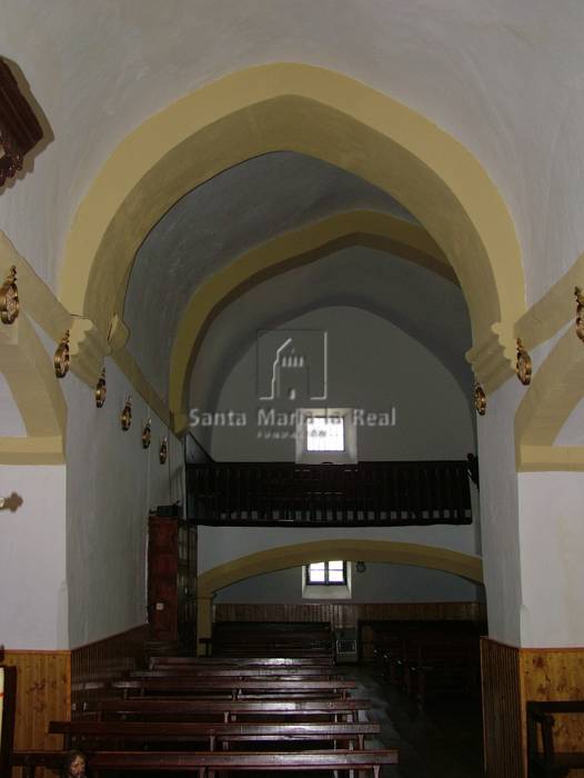 Vista interior de la capilla en el muro norte y del coro