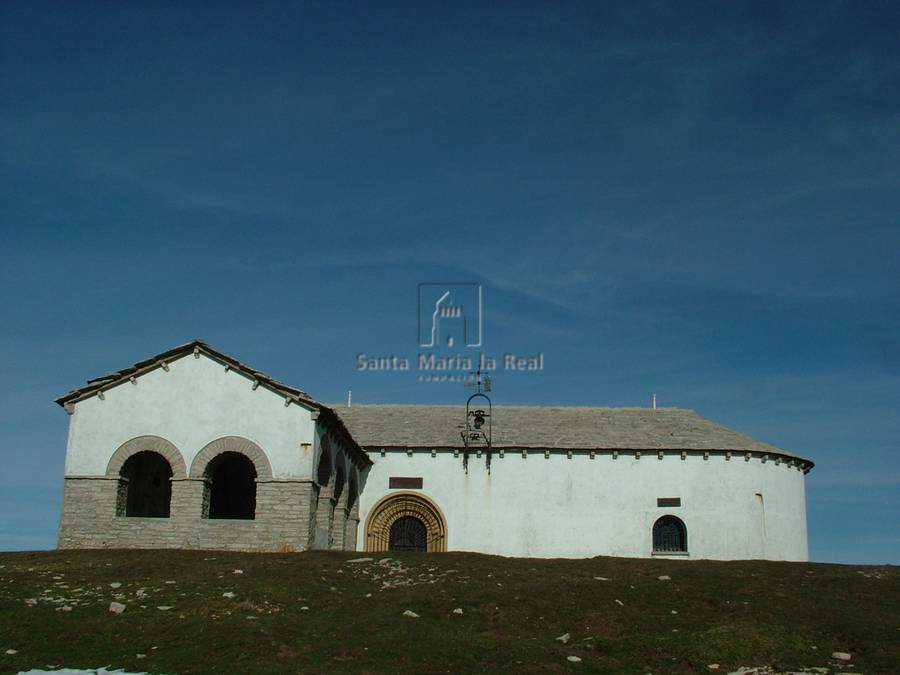 Vista exterior de la ermita del lado sur