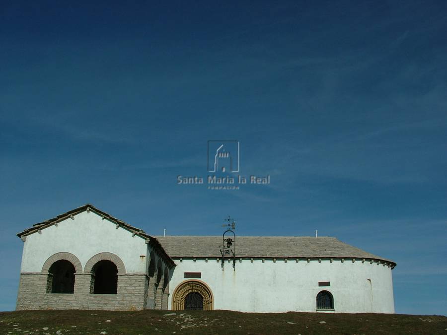 Vista exterior de la ermita del lado sur