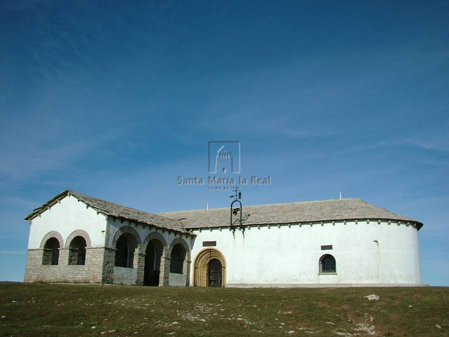 Vista exterior de la ermita del lado sur