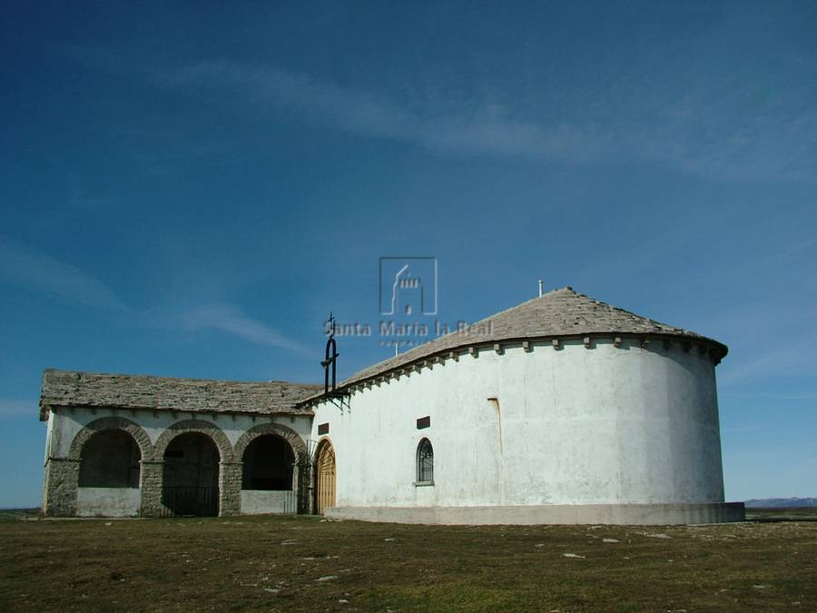 Vista exterior de la ermita del lado este