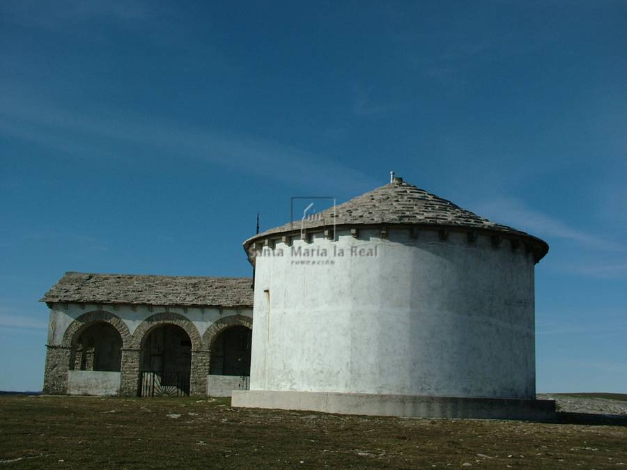 Vista exterior de la ermita del lado este