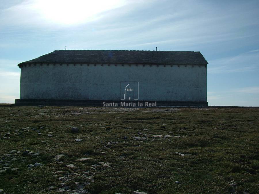 Vista exterior de la ermita del lado norte