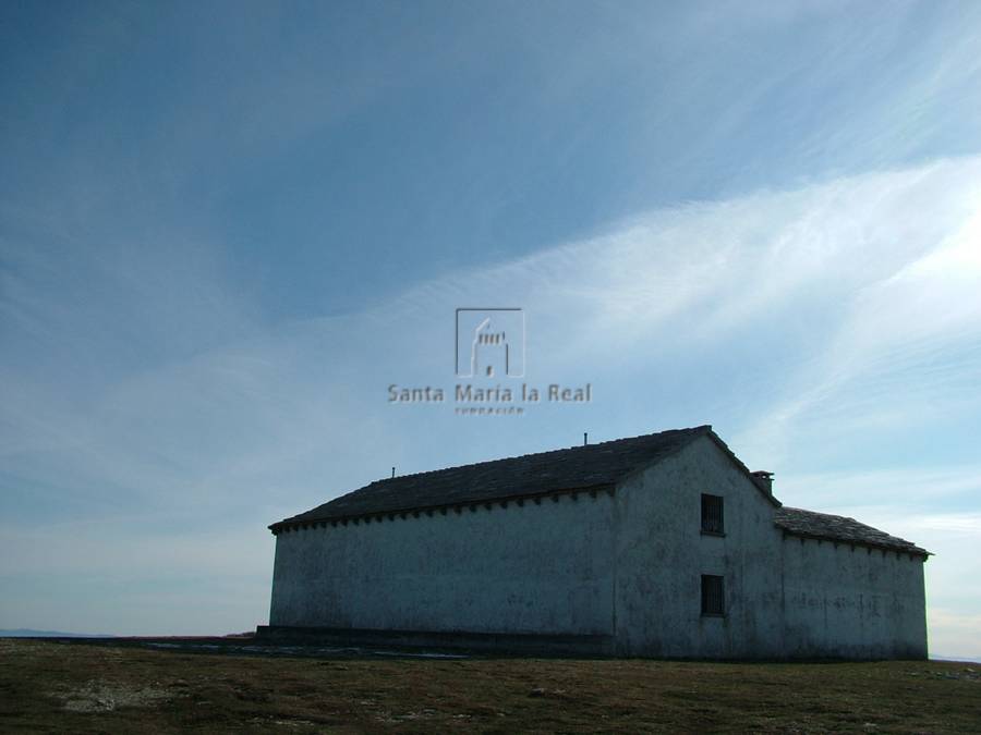 Vista exterior de la ermita del lado oeste