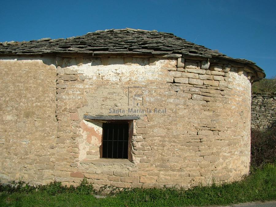 Detalle de la ventana del ábside desde el sudeste