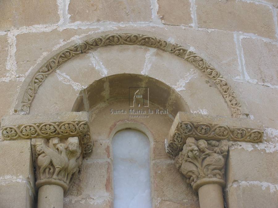 Capiteles de la ventana absídal