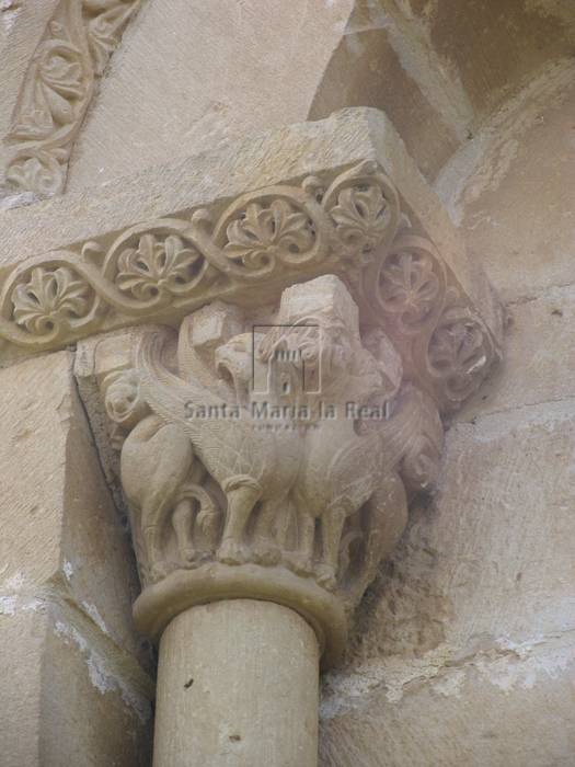 Capitel de la ventana absídal