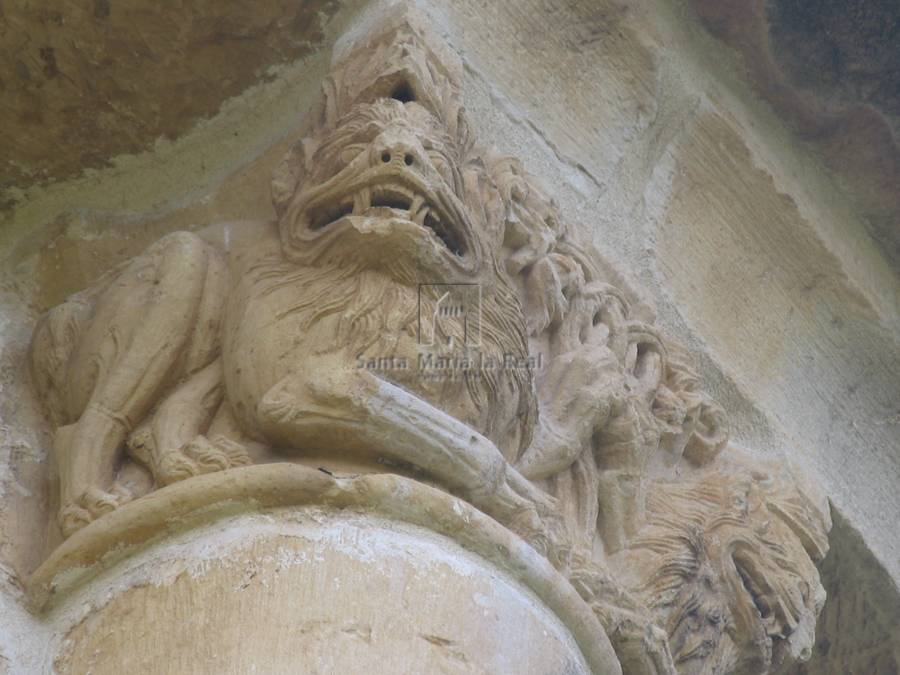 Detalle de leones enfrentados, y dandose las garras en el capitel de la columna absidal derecha