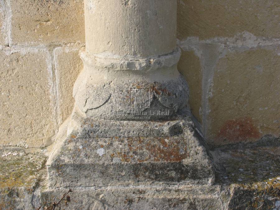 Detalle de la basa de la columna absidal derecha