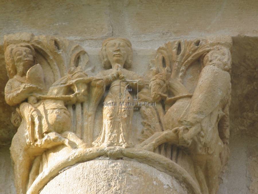 Capitel  de combate entre caballeros con una dama en el centro,de la columna absidal izquierda