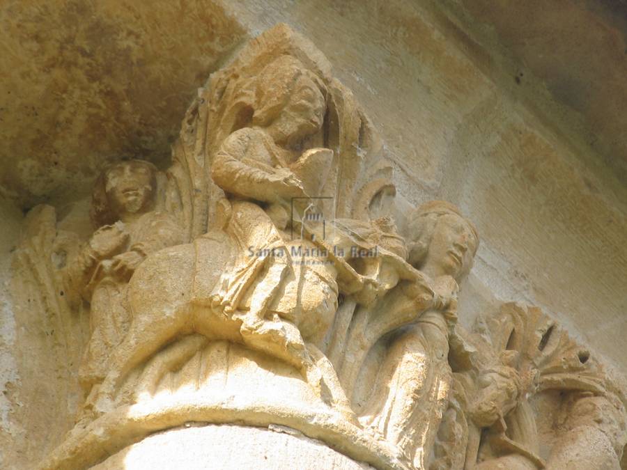 Detalle del capitel de la columna absidal izquierda