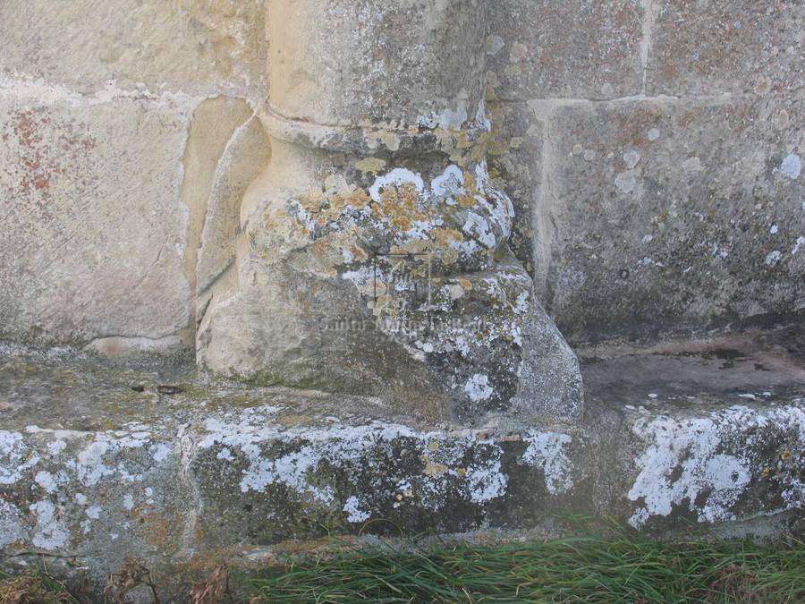 Basa de la columna absidal izquierda