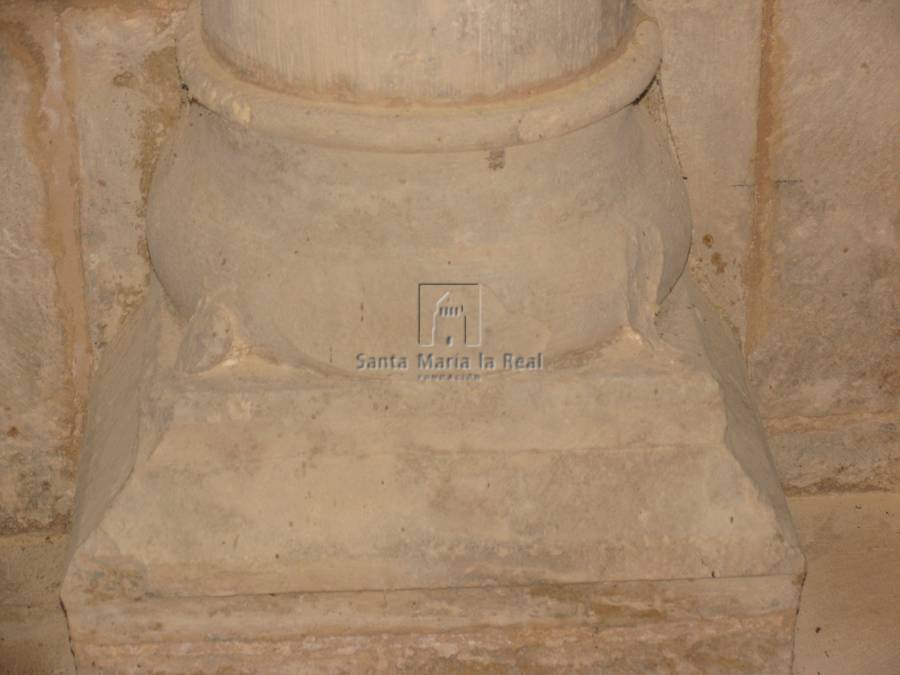 Basa de la columna del arco triunfal