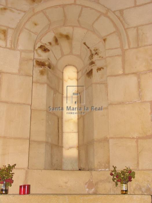 Ventana abocinada de la cabecera