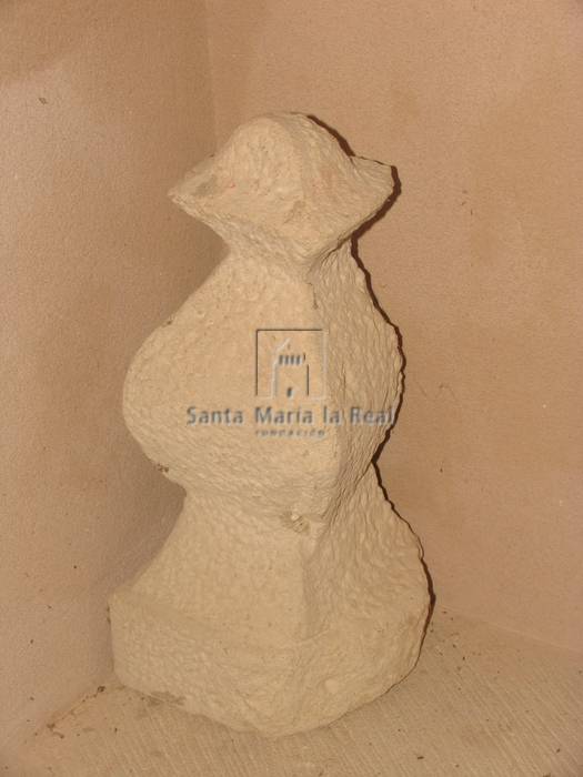 Resto de piedra descontextualizado,en el interior