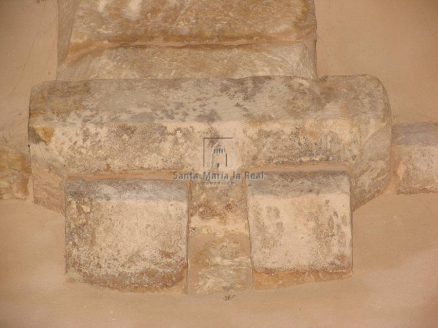 Detalle de las  mensúlas de arco interior
