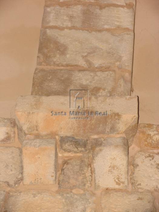Detalle de las  mensulas de arco del interior