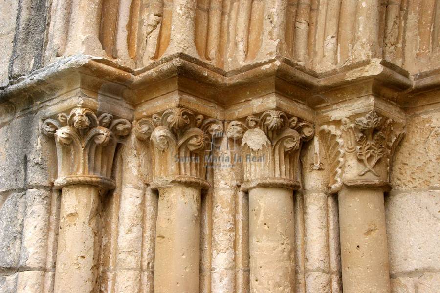Capiteles de la portada occidental de la iglesia