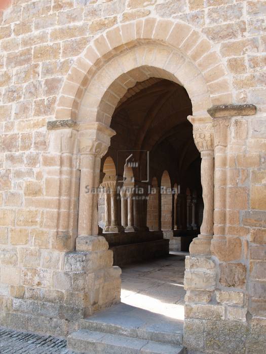 Vista exterior de la entrada lateral del pórtico