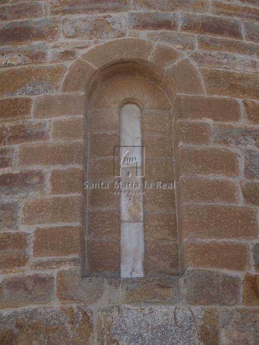 Exterior de la ventana norte del ábside