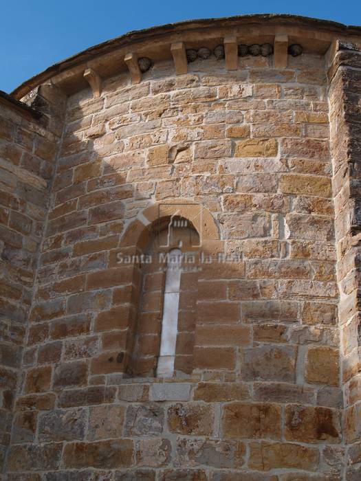 Exterior de la ventana sur del ábside