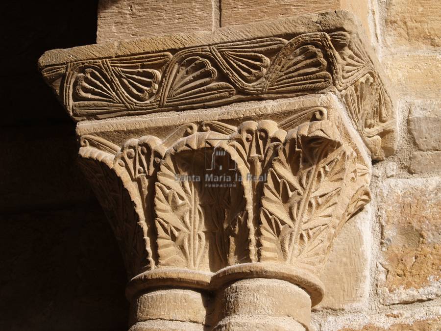 Capitel vegetal de las arquerías laterales del pórtico