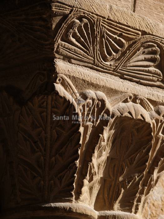 Detalle de capitel vegetal en las arquerías laterales del pórtico