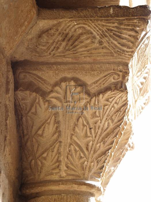Capitel vegetal derecho de la arquería principal del pórtico