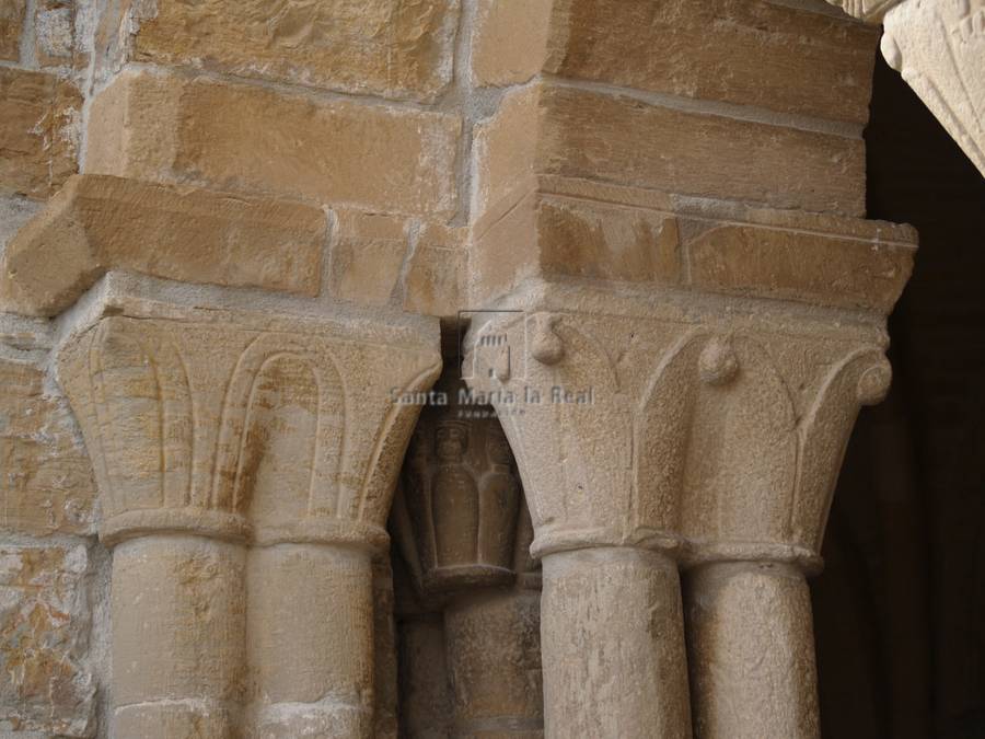 Capiteles del lado izquierdo de la arquería central del pórtico