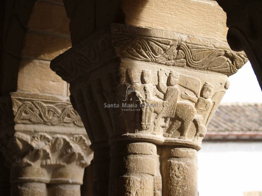 Capiteles del lado derecho de la arquería central del pórtico