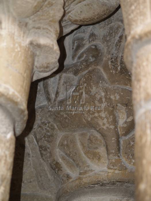 Capiteles de la arquería central del pórtico