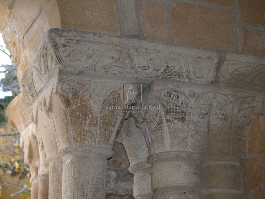 Capiteles de la arquería lateral del pórtico