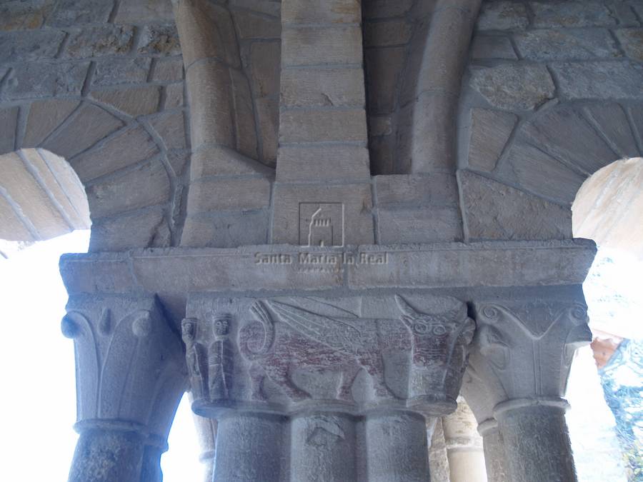 Capiteles de la tercera arcada del pórtico