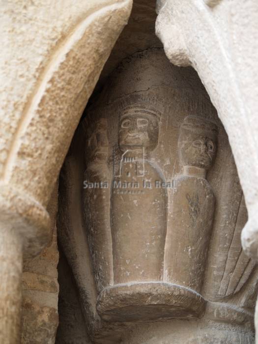 Capiteles de la tercera arcada del pórtico