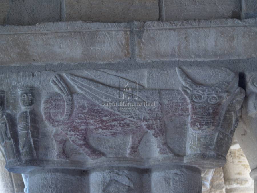 Capiteles de la tercera arcada del pórtico