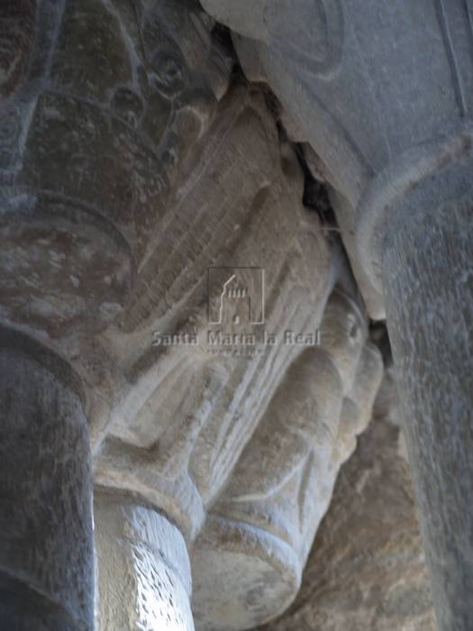 Capiteles de la tercera arcada del pórtico