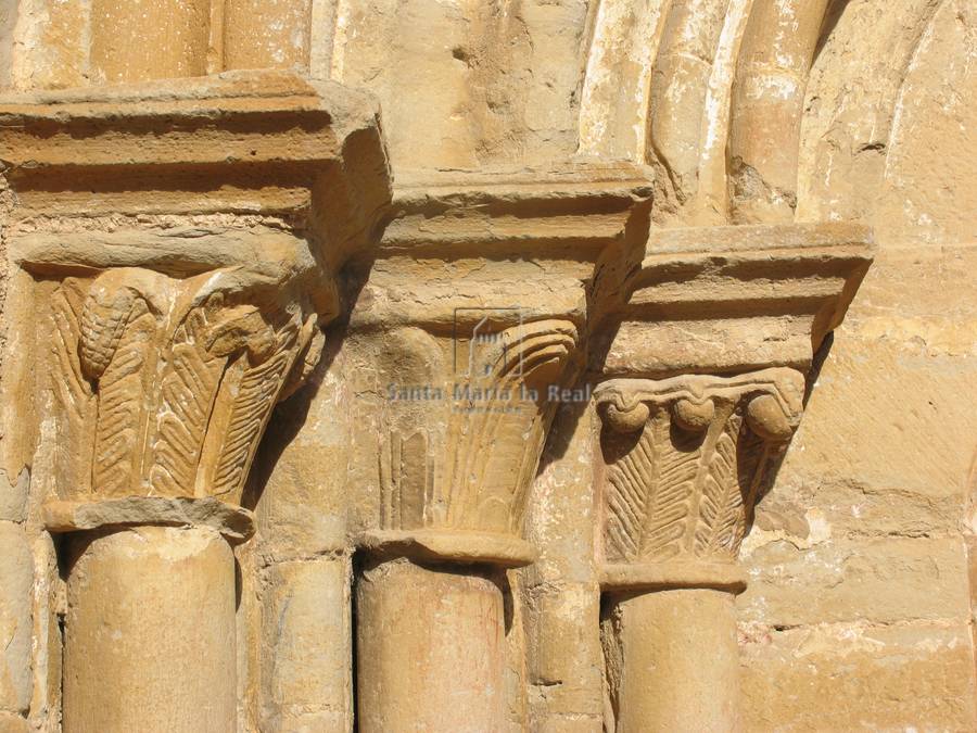 Detalle exterior de los capiteles del lado izquierdo de la portada sur
