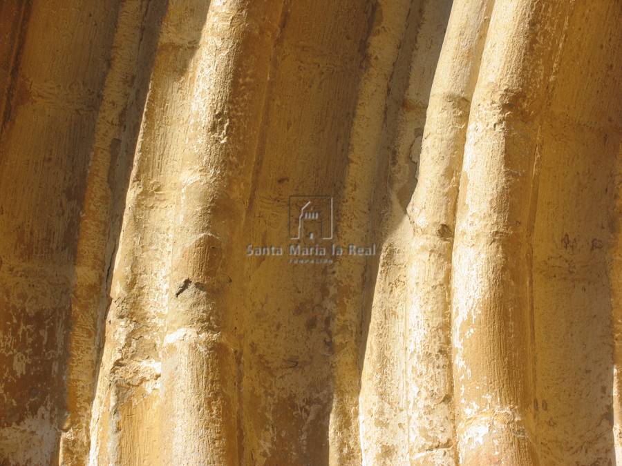 Detalle de las arquivoltas de la portada