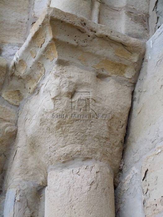Capitel deteriorado de la jamba izquierda de la portada sur