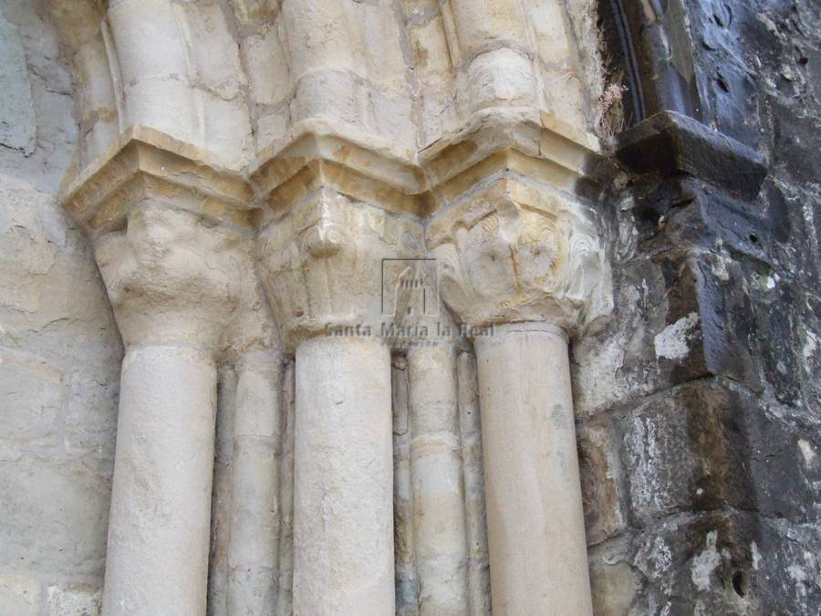 Detalle de jamba derecha de la portada sur