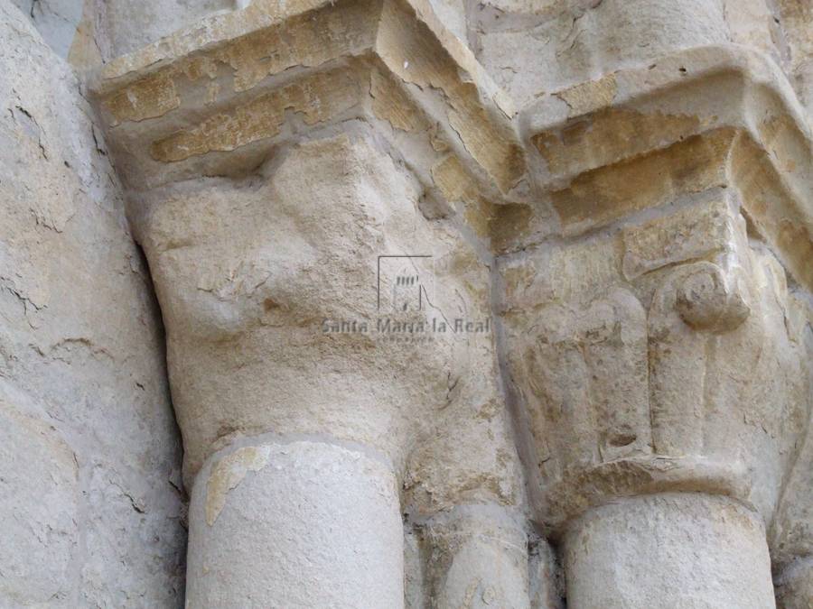Capiteles deteriorados de la jamba derecha de la portada sur
