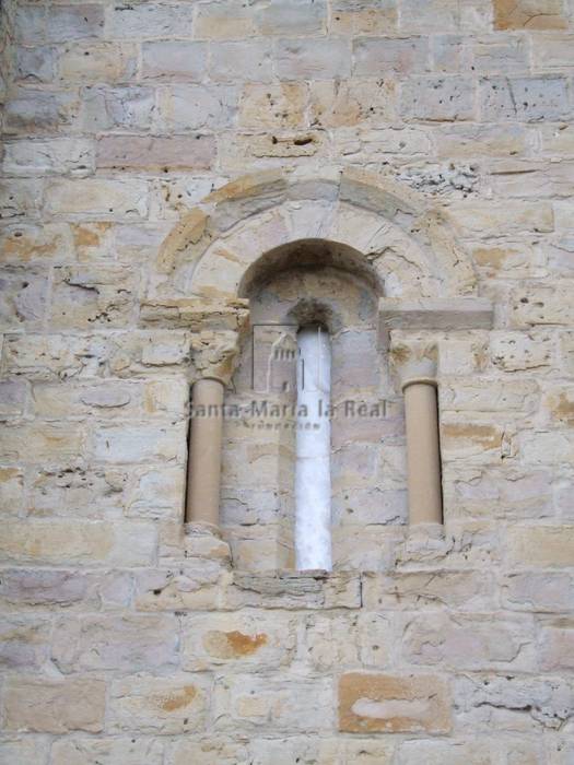 Ventana abocinada del muro sur