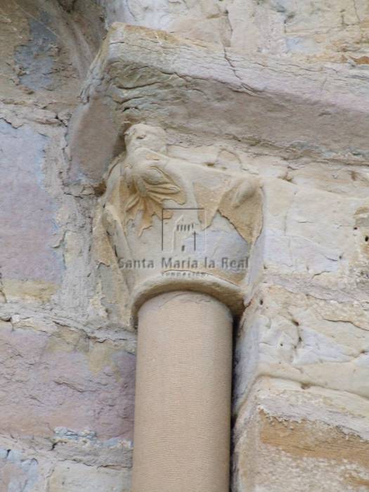 Capitel izquierdo de la ventana  abocinada del muro sur