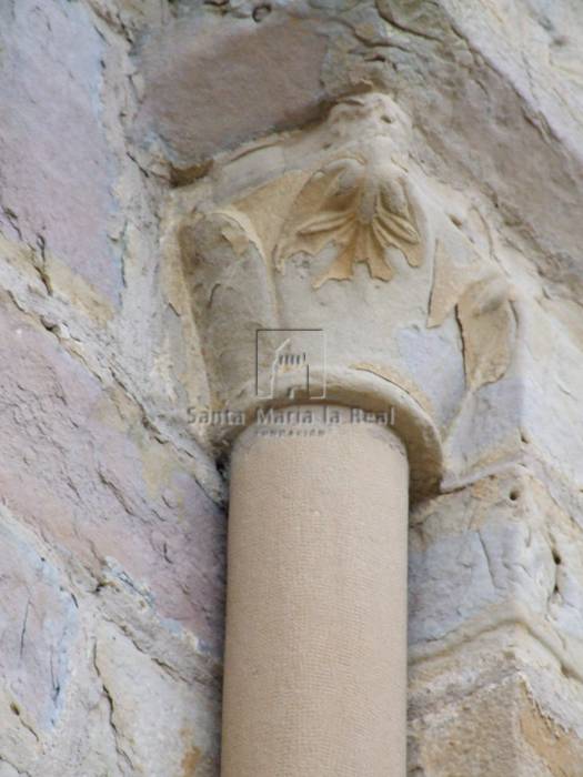 Capitel izquierdo de la ventana abocinada del muro sur
