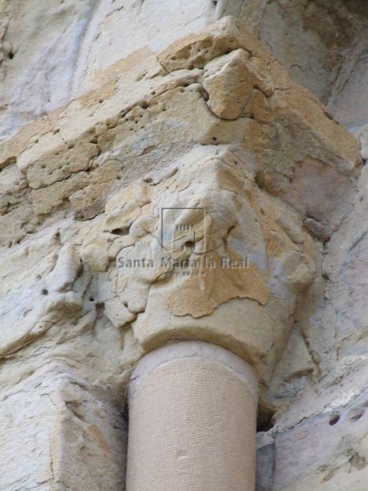Capitel derecho de la ventana abocinada del muro sur